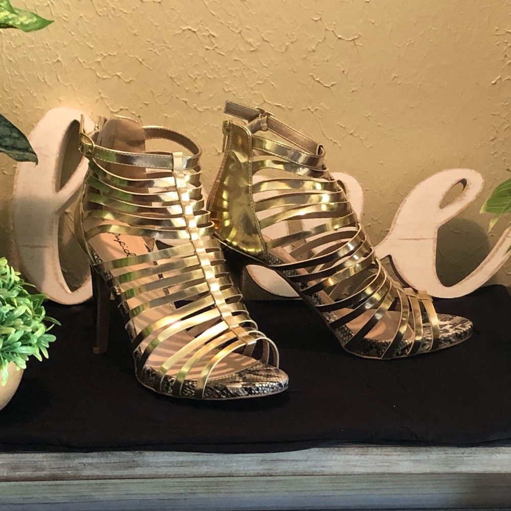 Gold strappy heels to bring out wow of the outfit
